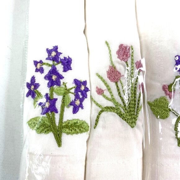 Leilas Linens Floral Placemats and Napkins Embroidered Set of 4 - Picture 6 of 7